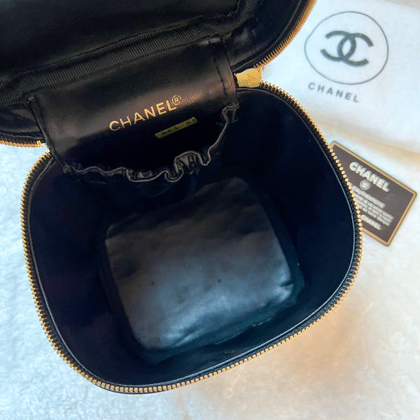 Vintage CHANEL Vertical Vanity Bag - Lambskin Black 006
