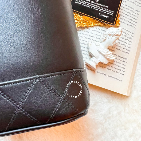 Vintage CHANEL Vertical Vanity Bag - Lambskin Black 010 (Code: 035900)