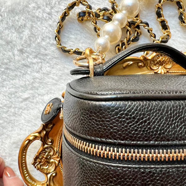 Vintage CHANEL Vertical Vanity Bag - Caviar Black 003