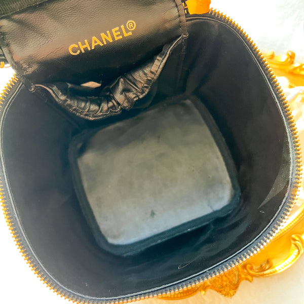 Vintage CHANEL Vertical Vanity Bag - Caviar Black 003