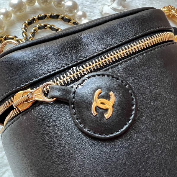 Vintage CHANEL Vertical Vanity Bag - Lambskin Black 008