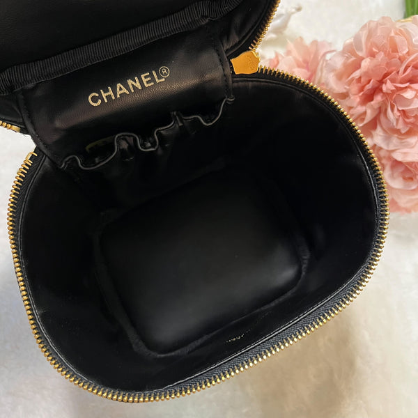 Vintage CHANEL Vertical Vanity Bag - Caviar Black 002