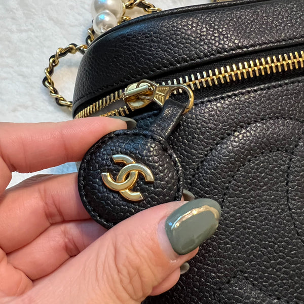 Vintage CHANEL Vertical Vanity Bag - Caviar Black 002