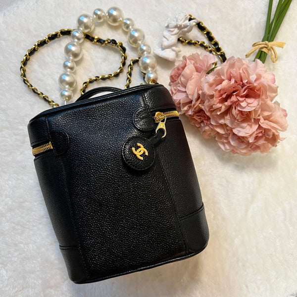 Vintage CHANEL Vertical Vanity Bag - Caviar Black 002