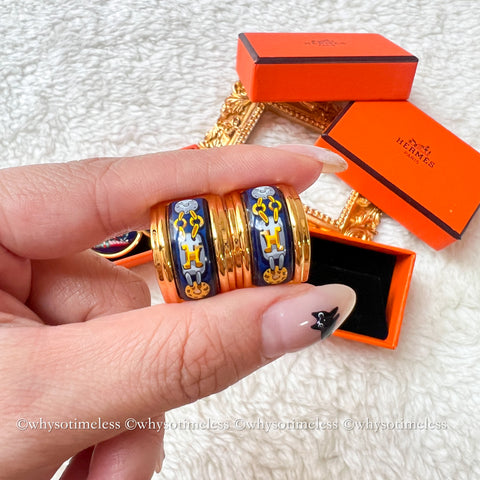 Vintage HERMÈS Émail Shippo H Pattern Ear Clips - Navy