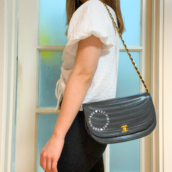 Vintage Chanel Moon Shape Turn-lock Flap Bag - Black 002 (Code: 040300)