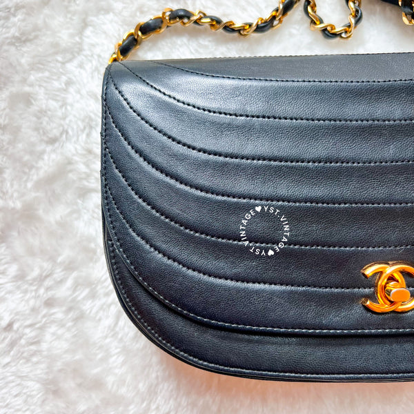 Vintage Chanel Moon Shape Turn-lock Flap Bag - Black 002 (Code: 040300)