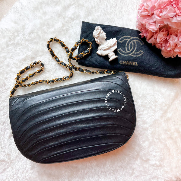 Vintage Chanel Moon Shape Turn-lock Flap Bag - Black 002 (Code: 040300)