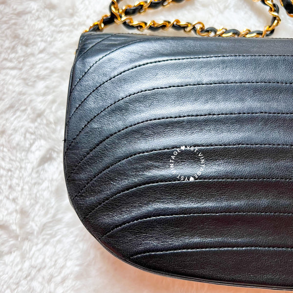 Vintage Chanel Moon Shape Turn-lock Flap Bag - Black 002 (Code: 040300)