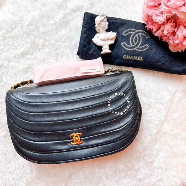 Vintage Chanel Moon Shape Turn-lock Flap Bag - Black 002 (Code: 040300)