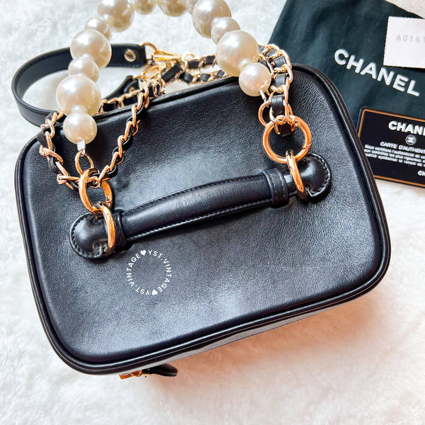 Vintage CHANEL Horizontal Vanity Bag - Lambskin Black 005