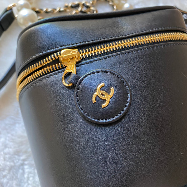 Vintage CHANEL Vertical Vanity Bag - Lambskin Black 005